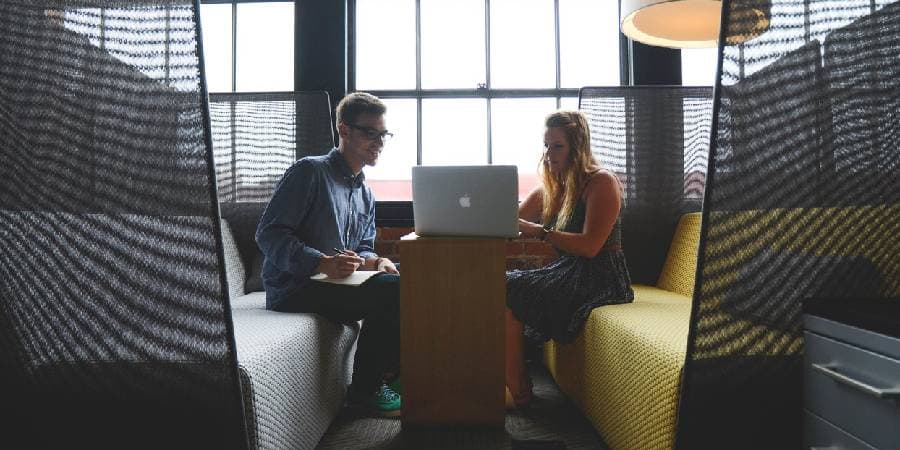 Como controlar horário de funcionário externo: 4 boas práticas