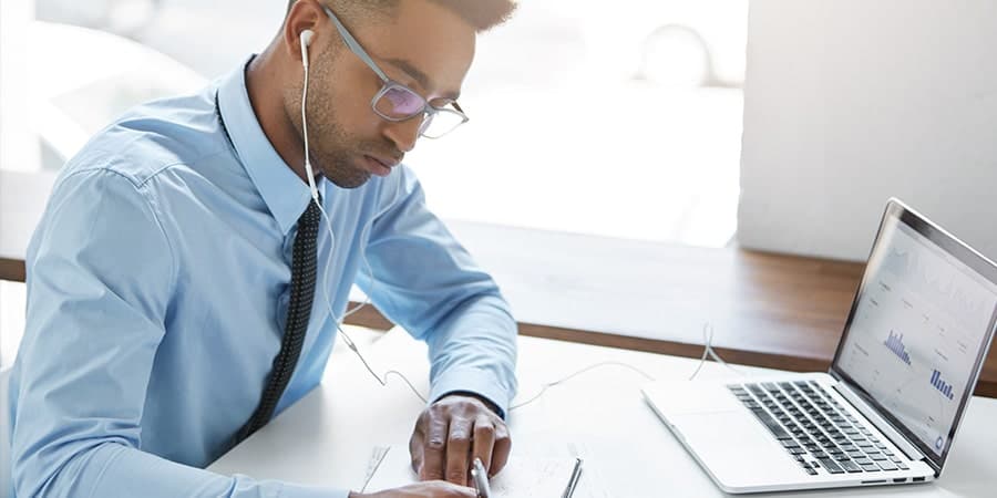 Conheça os melhores podcasts sobre logística e fique por dentro do setor